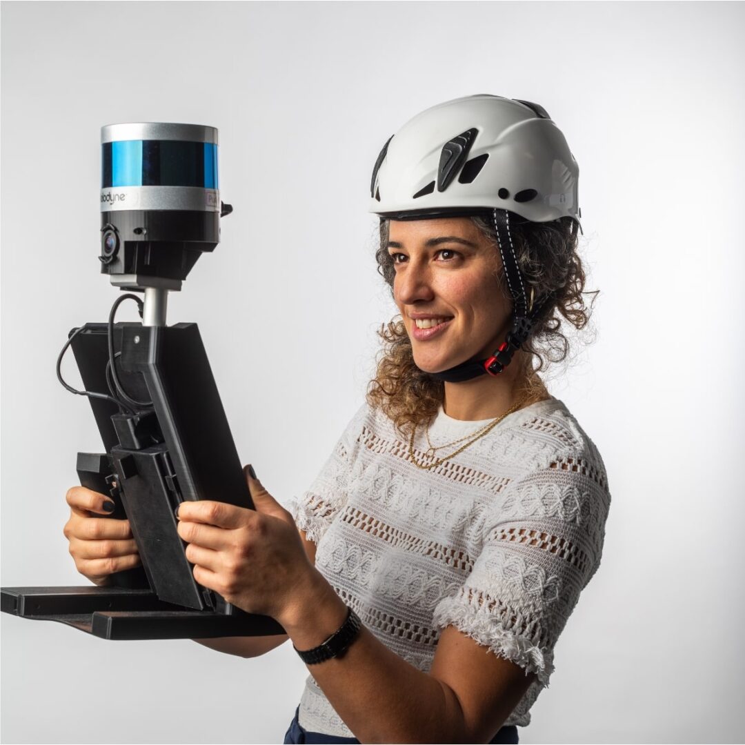 Frau mit 3D Scanner von inUnum AG trägt Helm